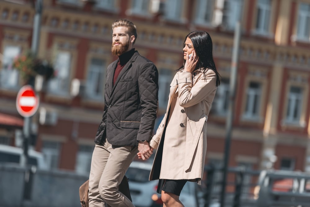 Couple_rue_femme_téléphone