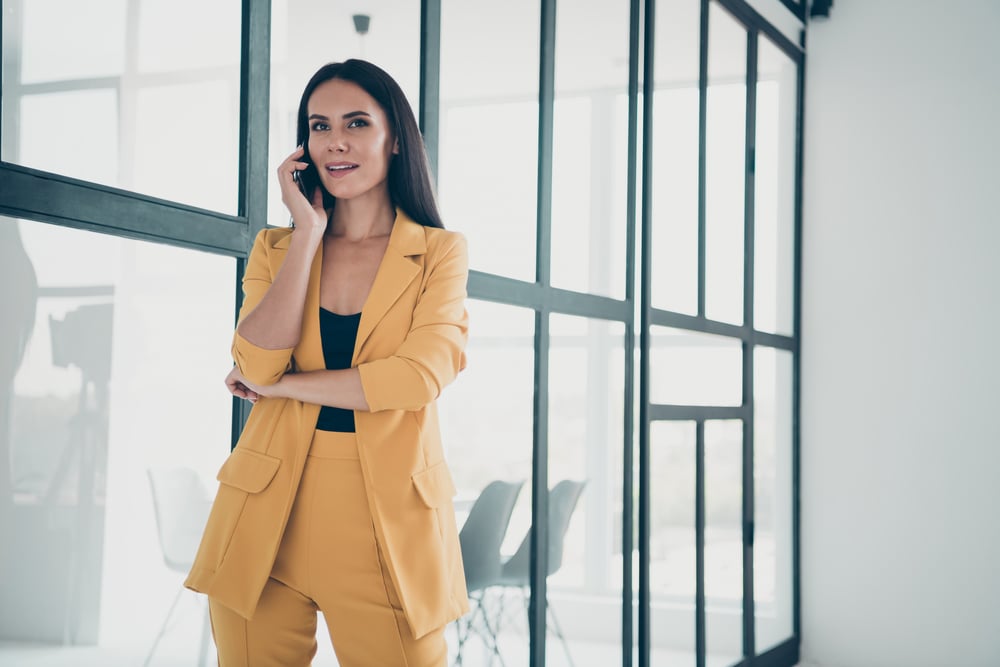 Femme_téléphone_bureau